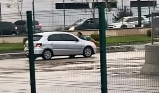 Após descobrir traição, mulher ‘se agarra’ a carro em movimento em Fortaleza
