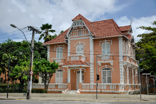 Casas de Cultura Estrangeira da UFC abrem 134 vagas em seleção de nível