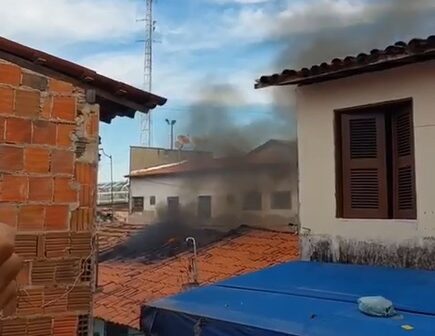 Casa pega fogo e incêndio deixa uma pessoa morta, no bairro Vila Manoel Sátiro