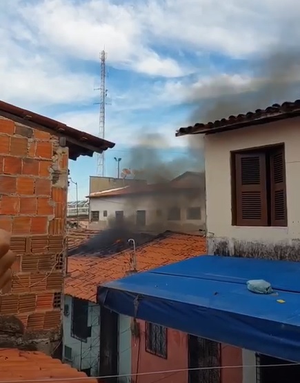 Casa pega fogo e incêndio deixa uma pessoa morta, no bairro Vila Manoel Sátiro