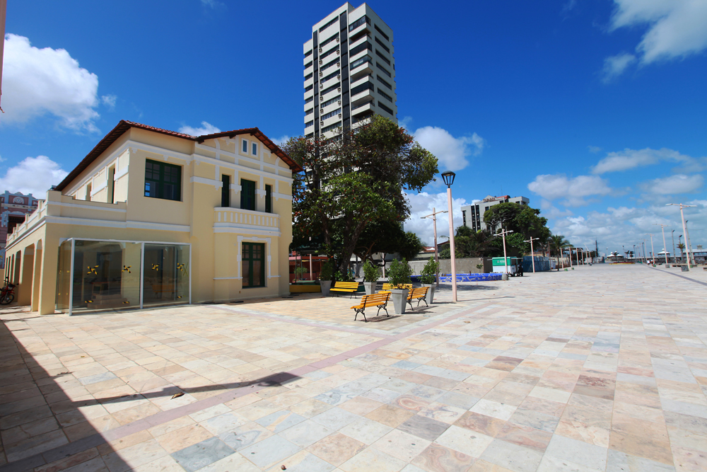 Queda de poste na Praia de Iracema deixa um ferido