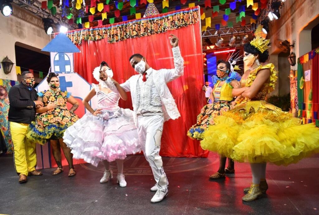 Casamento coletivo oficializa união de 70 casais durante festejos juninos