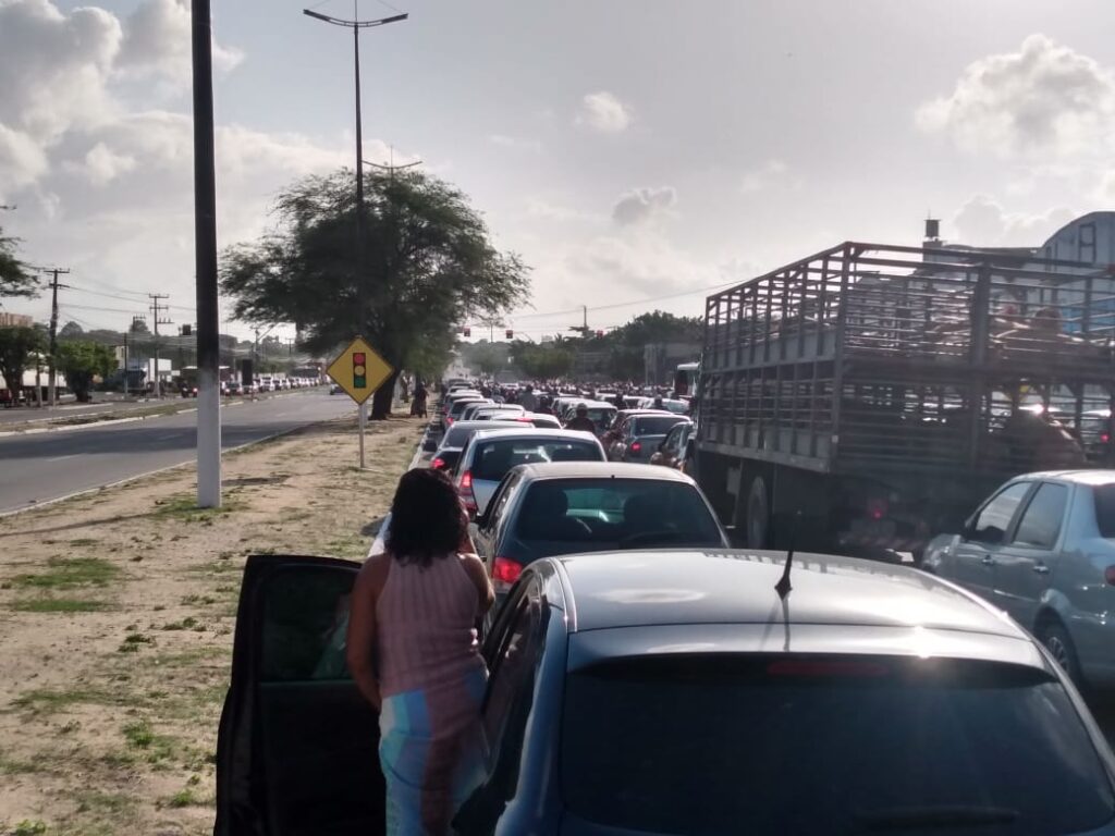 Barreiras sanitárias nas entradas e saídas de Caucaia causam congestionamentos