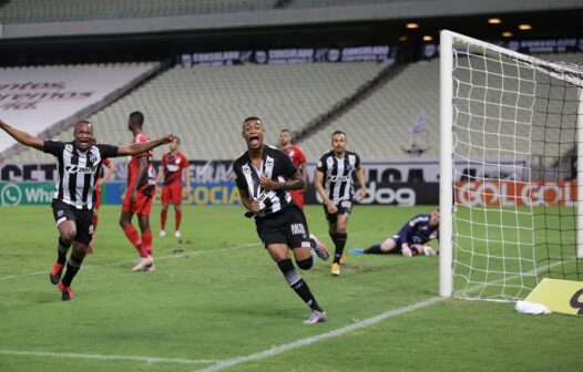 Com gol nos acréscimos, Ceará vence o Athletico-PR e amplia a série invicta no Brasileirão