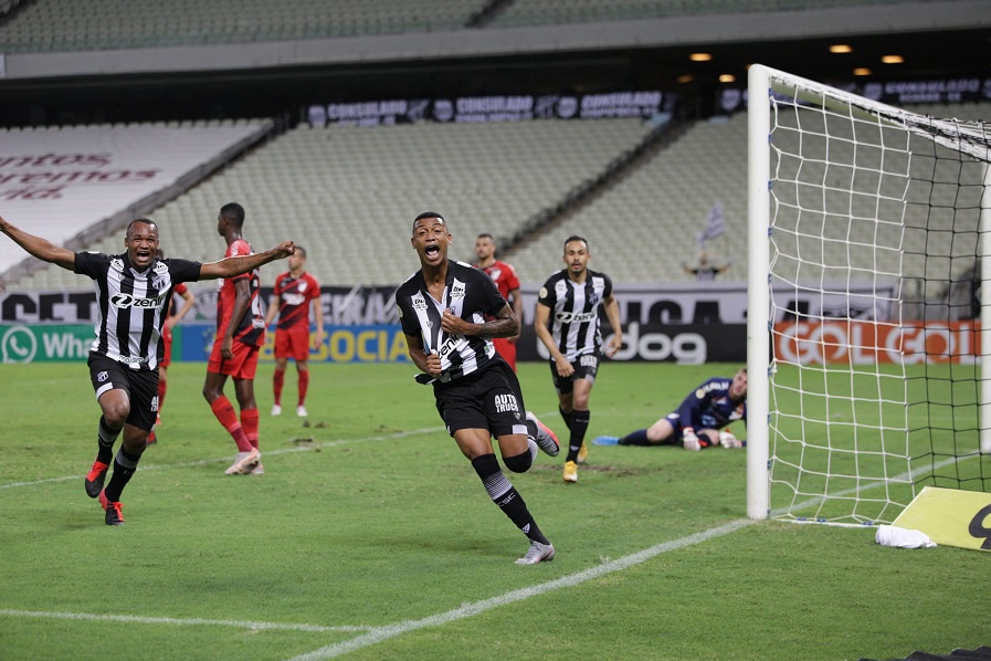 Com gol nos acréscimos, Ceará vence o Athletico-PR e amplia a série invicta no Brasileirão