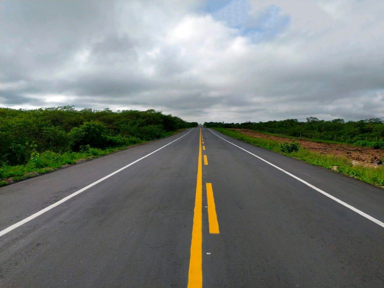 BR-116 é improvisada como pista de pouso para avião com doações ao Rio Grande do Sul