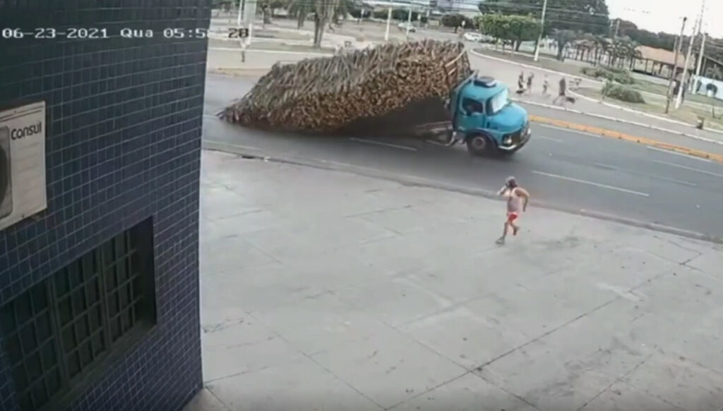 Ceará: caminhão quebra e mulher escapa por pouco de ser atingida pela carga; veja vídeo impressionante