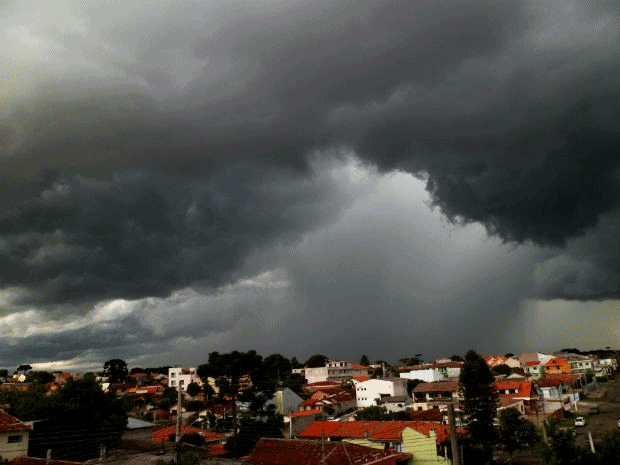 Funceme emite alerta para chuvas intensas a partir da tarde deste domingo