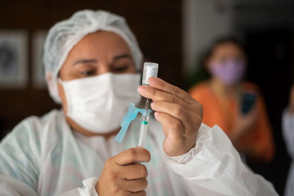 Pandemia recua ainda mais no Brasil; vacinação é o motivo