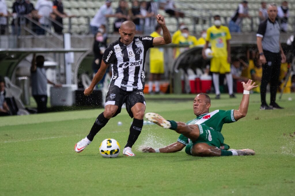 O ex-jogador do Ceará, Nino Paraíba, admitiu em depoimento ao Ministério Público de Goiás (MP-GO), que ganhou dinheiro para receber cartão amarelo em 3 jogos do Ceará na Série A em 2022. O jogador, que fez acordo com o MP-GO para virar testemunha da Operação Penalidade Máxima II Além do jogo entre Cuiabá x Ceará, já incluido no objetivo de denúncia nas duas primeiras fases da Operação, Nino citou mais dois jogos: Flamengo e Ceará, pela 25ª rodada do Brasileirão, Ceará x São Paulo, na rodada seguinte. As informações são do Jornal OGlobo. Os depoimentos comprovaram que houve manipulação em cinco jogos que não foram objetos de denúncia nas duas primeiras fases da Operação. Nino Paraíba admitiu ter recebido quantias em dinheiro para receber cartões amarelos em três jogos que apareceram em conversas, mas não haviam sido confirmados pelo MP-GO até então: Flamengo e Ceará, pela 25ª rodada do Brasileirão, Ceará x São Paulo, na rodada seguinte. Nino fez acordo com o MP-GO para virar testemunha da Operação Penalidade Máxima II. Este acordo também prevê o pagamento de uma prestação pecuniária que será destinada ao Conselho Comunitário de Segurança e Defesa Social do Município de Goiânia, no valor do dinheiro recebido pelos jogadores para cometerem as infrações. Assim, a quantia foi fixada em R$ 160 mil para Nino Paraíba.