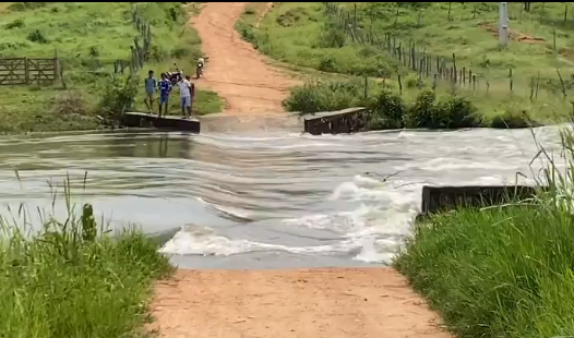 Chuvas no Centro-Sul do Ceará: barragem de açude no Cedro rompe e famílias são retiradas do local