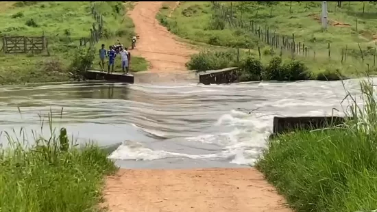 Chuvas no Centro-Sul do Ceará: barragem de açude no Cedro rompe e famílias são retiradas do local