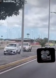 Cena de filme motoqueiro foge de blitz na contramão e bate de frente com carro