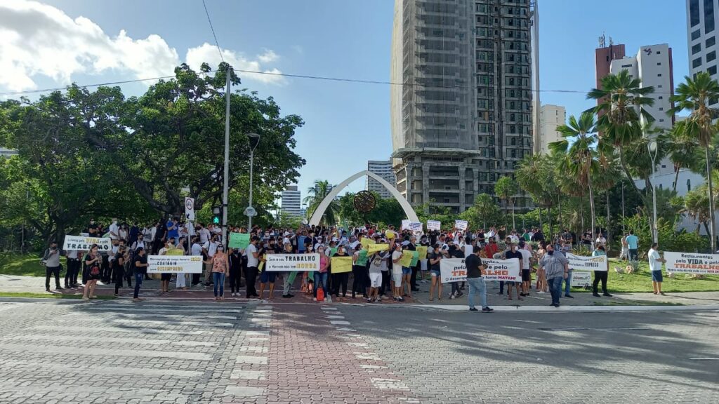 Cerca de 500 pessoas fazem protesto pedindo a flexibilização do novo decreto no Ceará