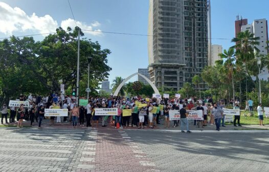 Cerca de 500 pessoas fazem protesto pedindo a flexibilização do novo decreto no Ceará