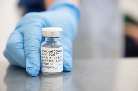 Covid: estudo mostra que vacina de Oxford reduz em 67% transmissão