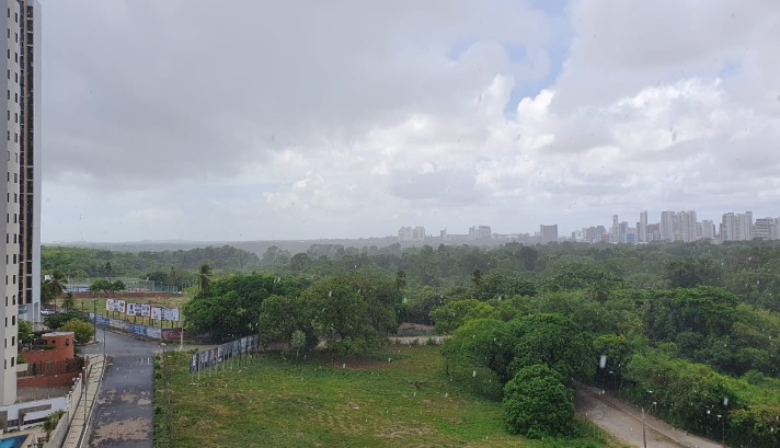 Primeiro domingo de dezembro com possibilidade de chuva no litoral e interior