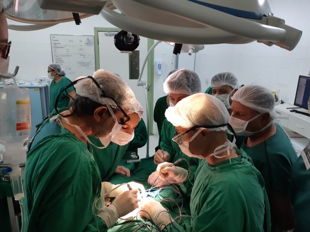 2 bebês passam por cirurgia de bexiga inovadora, realizada pela segunda vez em Fortaleza