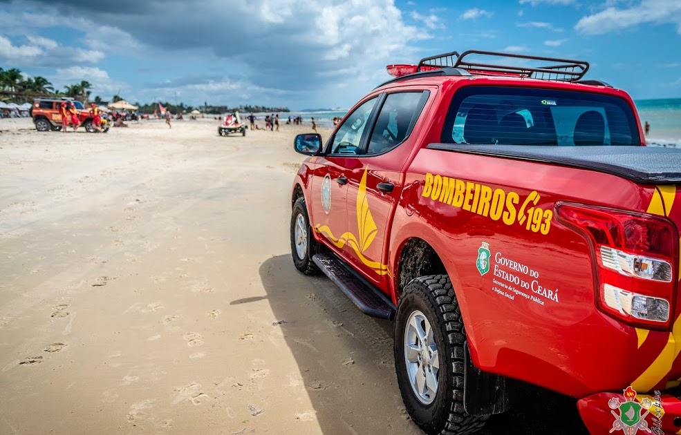 Doze pessoas são resgatadas de afogamento durante o fim de semana em praias do Ceará