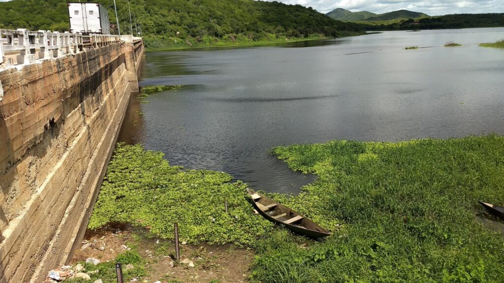 Cogerh realiza transferência de água do açude Fogareiro para a barragem Quixeramobim