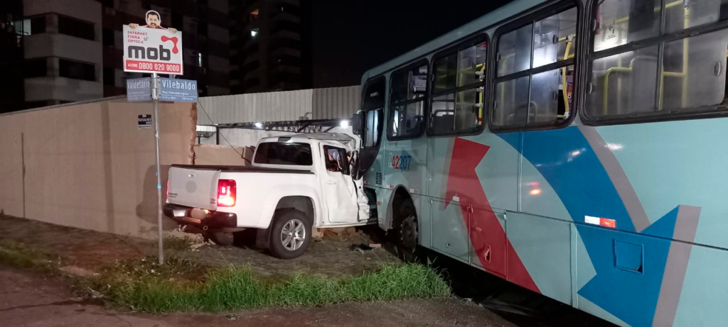 Colisão entre ônibus e caminhonete derruba parte de um muro no bairro Cocó