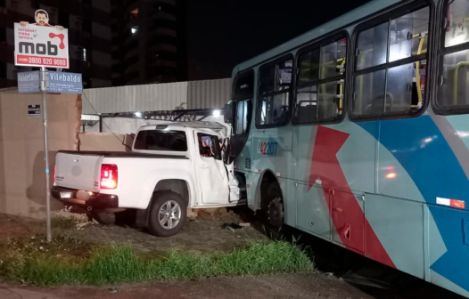 Colisão entre ônibus e caminhonete derruba parte de um muro no bairro Cocó