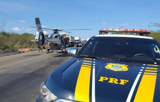 Colisão entre ambulância e carreta deixa um morto e seis feridos