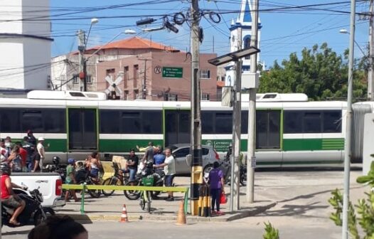 Colisão entre carro e VLT deixa motorista ferido em Fortaleza