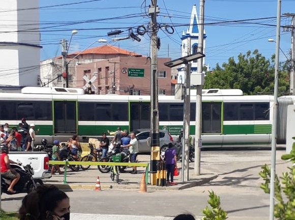 Colisão entre carro e VLT deixa motorista ferido em Fortaleza