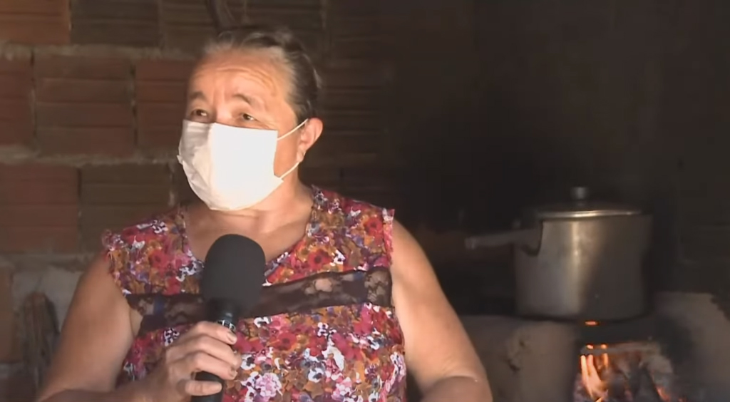 Com alta do gás de cozinha, agricultora no Ceará passa a cozinhar em fogão a lenha