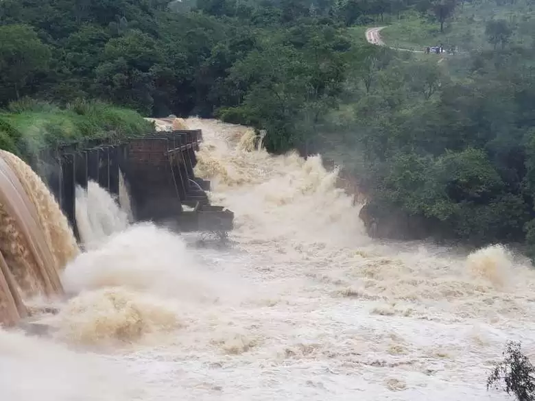 Com risco de rompimento de barragem, moradores deixam suas casas