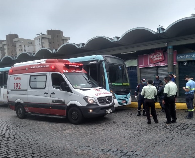 Com suspeita de Covid-19, homem morre dentro de ônibus em Fortaleza após busca por atendimento