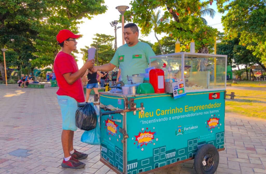 Comerciantes da Praia do Futuro recebem termos de permissão para trabalhar