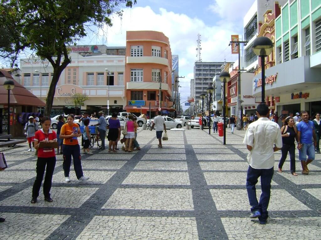 Novo decreto no Ceará: comércio de rua é liberado nos finais de semana