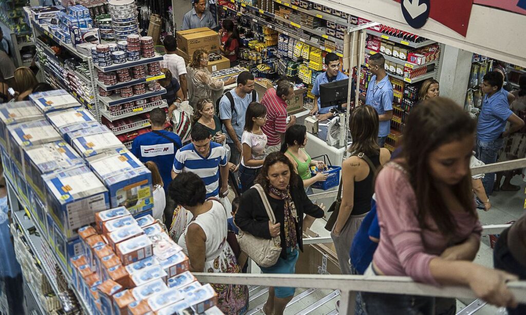 Governo adia início da vigência de regra sobre trabalho do comércio em feriados