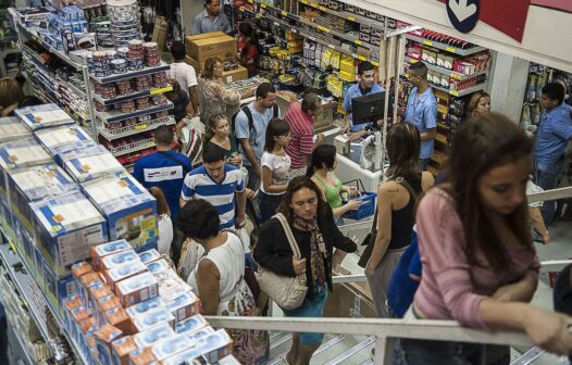 Governo adia início da vigência de regra sobre trabalho do comércio em feriados