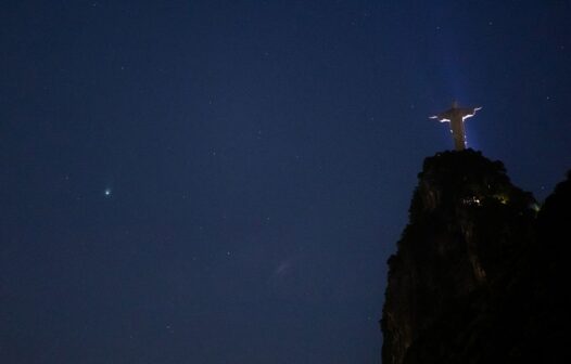 Cometa Leonard ilumina o céu do Rio ao lado do Cristo Redentor