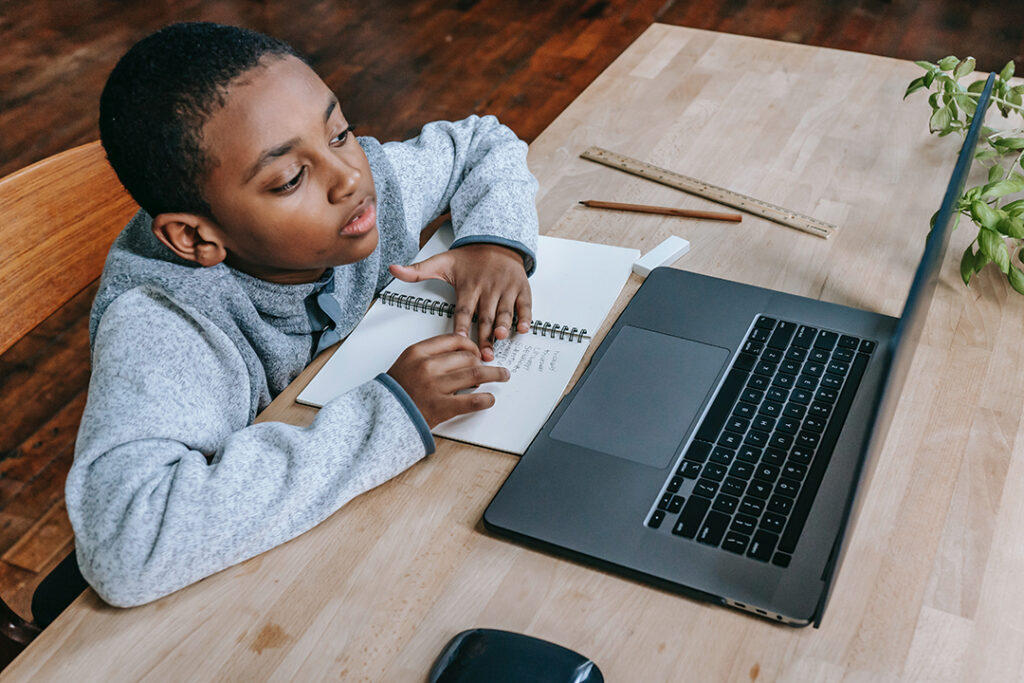 Como a pandemia acelerou a inclusão de tecnologias nas escolas