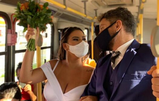 Como forma de protesto, cerimonialistas realizam casamento dentro de ônibus em Sergipe