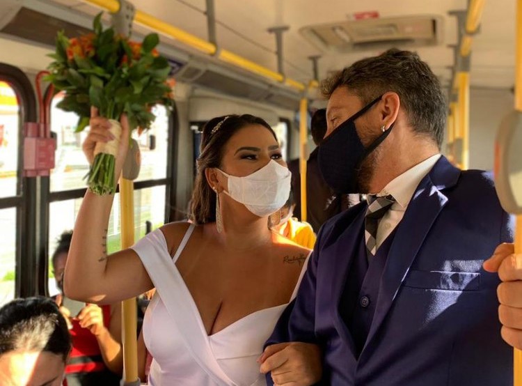 Como forma de protesto, cerimonialistas realizam casamento dentro de ônibus em Sergipe