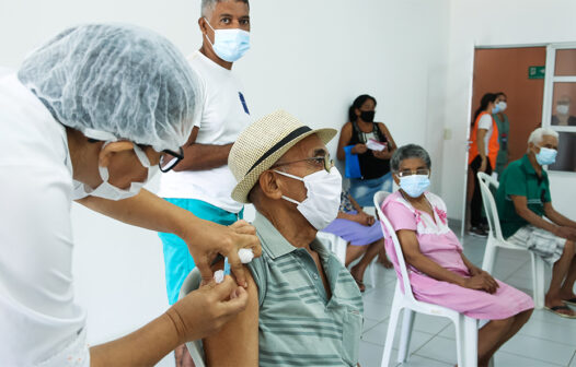Fortaleza inicia aplicação da terceira dose da vacina contra a covid-19 nesta quarta-feira (8)
