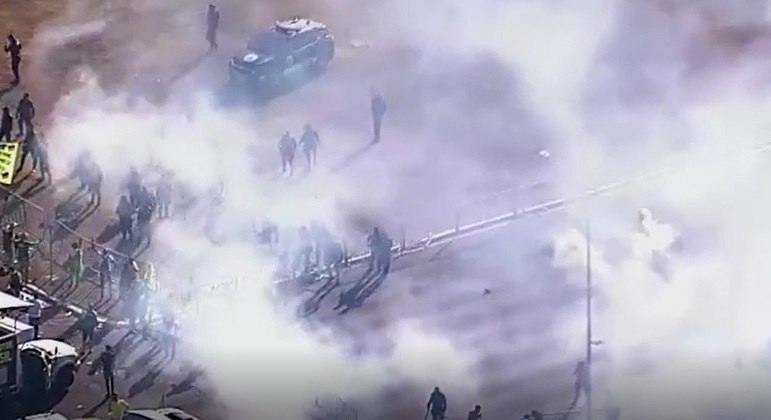 Manifestantes entram em confronto com a Polícia Militar em Brasília