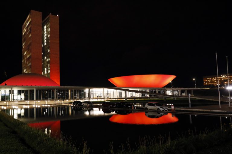 Congresso se ilumina de vermelho pelo combate à Aids