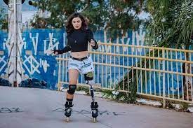 Conheça a história da modelo que mesmo com a perna amputada atua como patinadora