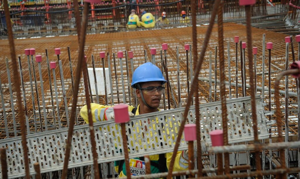 Confiança da construção cai 0,8 ponto em março