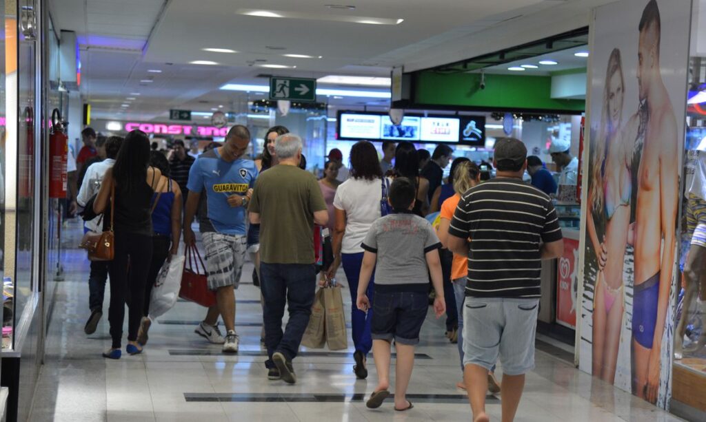 Economia: consumidor deve ter cautela para evitar problemas com compras de Natal