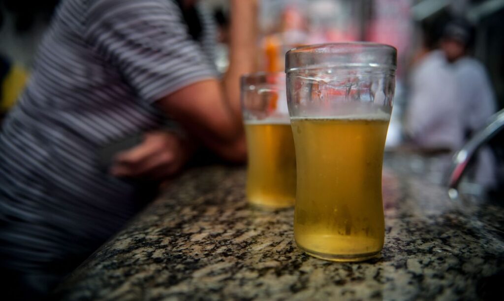 Consumo excessivo de bebidas alcoólicas pode causar gordura no fígado, alerta instituto