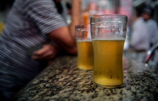 Consumo excessivo de bebidas alcoólicas pode causar gordura no fígado, alerta instituto
