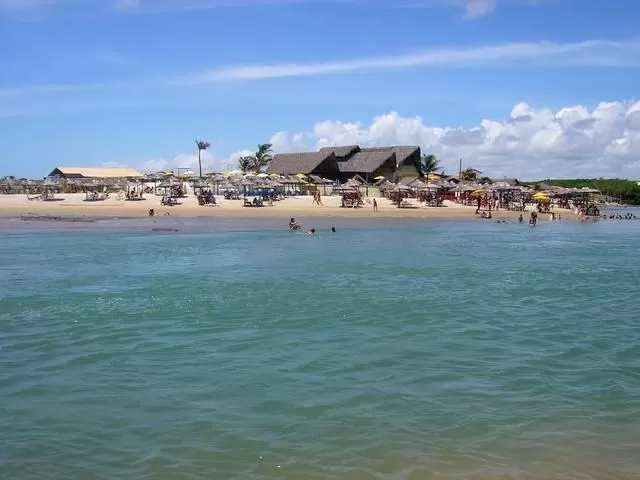 Corpo de adolescente é retirado do mar após afogamento na Praia da Sabiaguaba, em Fortaleza