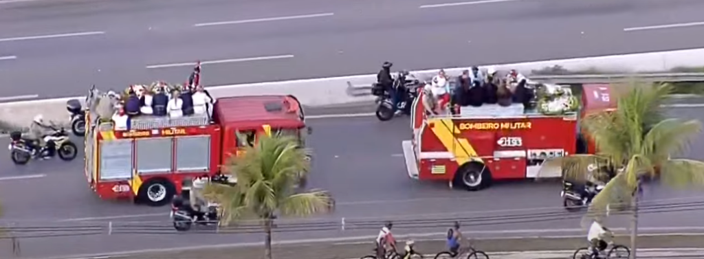 Cortejo chega ao cemitério para o funeral de Marília Mendonça